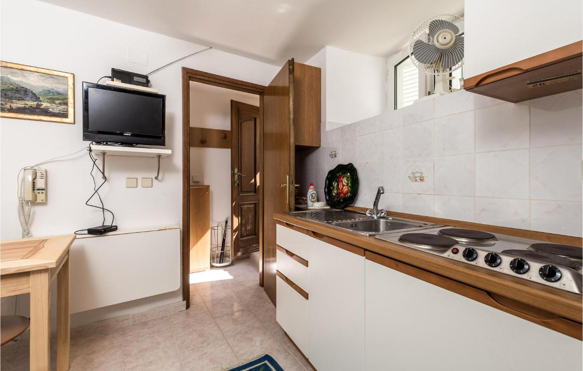 Lovely Apartment In Veli Losinj With Kitchen Экстерьер фото