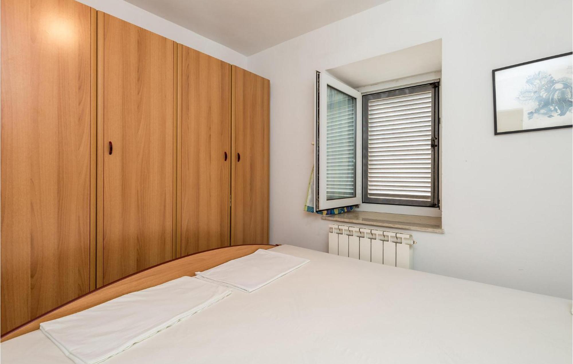 Lovely Apartment In Veli Losinj With Kitchen Экстерьер фото